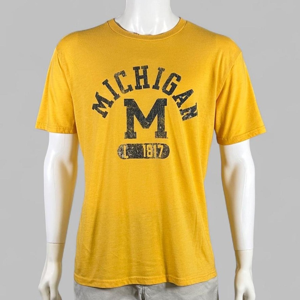 University of Michigan Wolverines Distressed Graphic T-Shirt Gold Men's Large